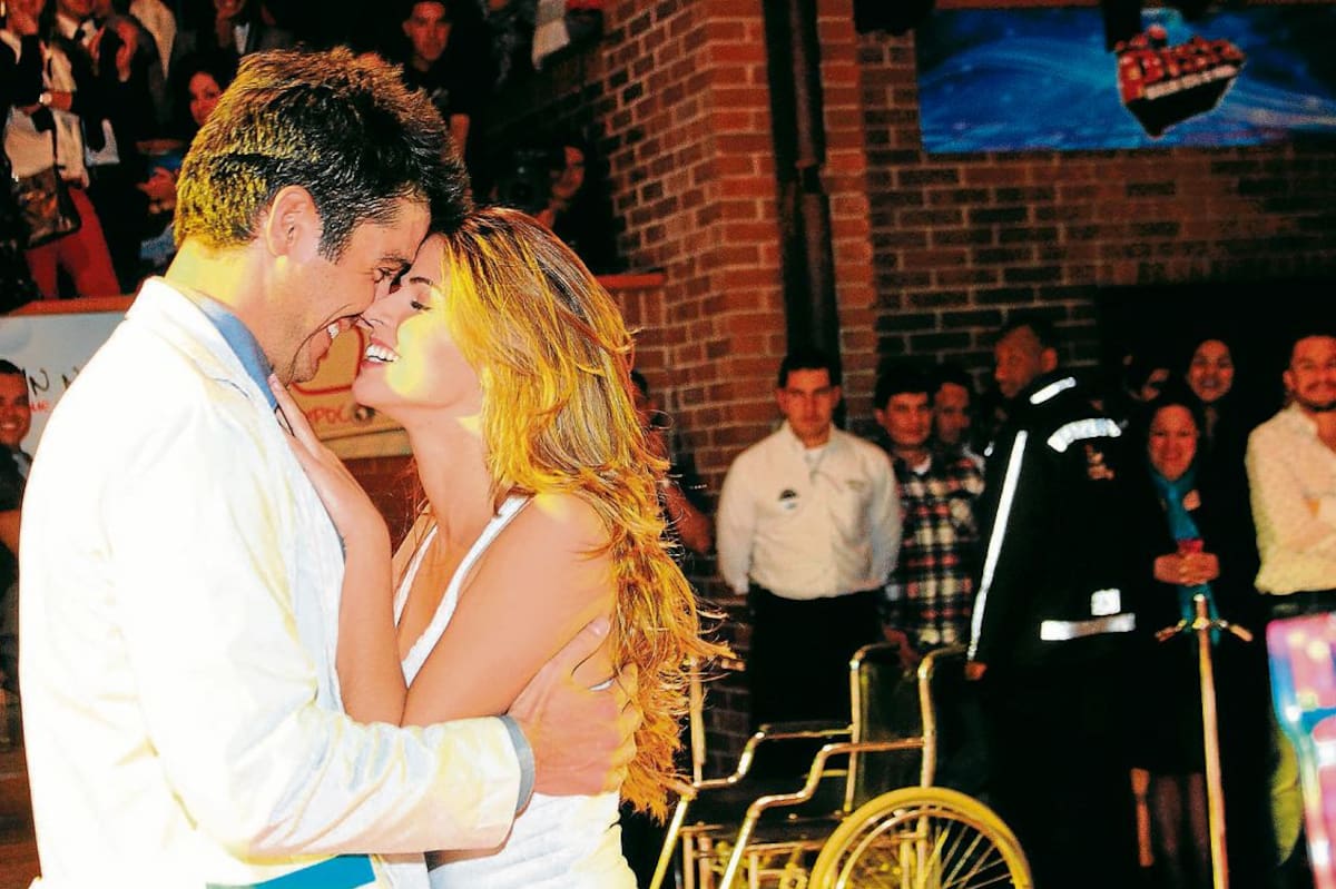 Alejandro y Macarena, la pareja de La hipocondriaca, interpretados por Ernesto Calzadilla y Stephanie Cayo durante la representación de la producción. Cortesía