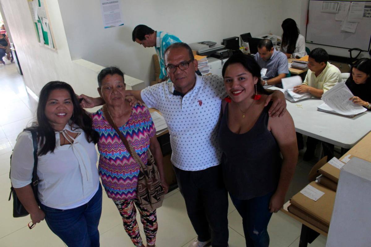 Lucio Torres radica en la Registraduría 111 mil firmas recogidas