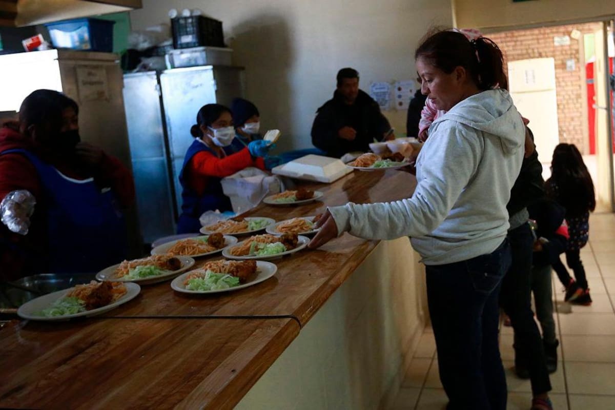 Migrantes en México encuentran empleo para sobrellevar la espera en albergues