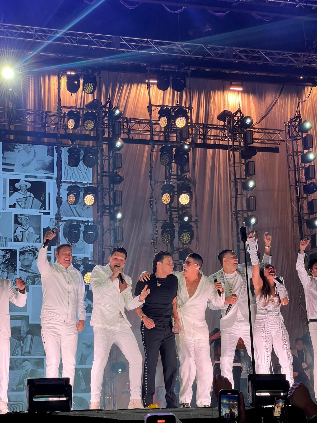 Silvestre Dangond y artistas de la nueva generación del vallenato.