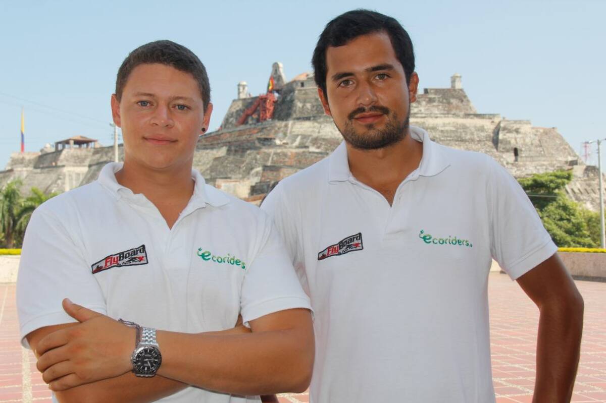 Moisés Bustillo, a la izquierda, y Hugo Rodríguez, dos de los pioneros de Flyboard en Colombia