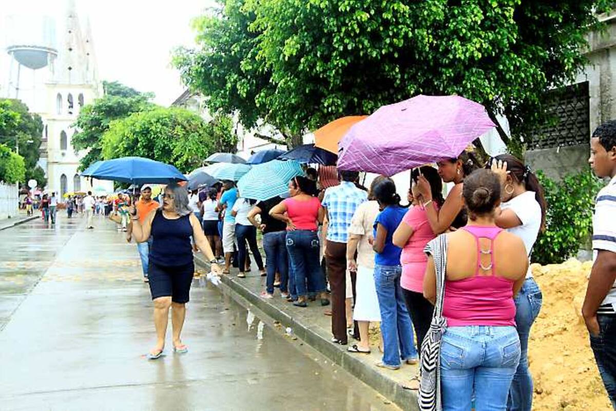 A pesar de la llovizna, los bolivarenses cumplieron con su derecho democrático. JULIO CASTAÑO - EL UNIVERSAL