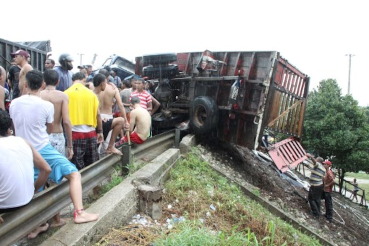 El camión se volcó cuando otro carro lo cerró, según el conductor del mismo. CORTESÍA Q'HUBO BARRANQUILLA