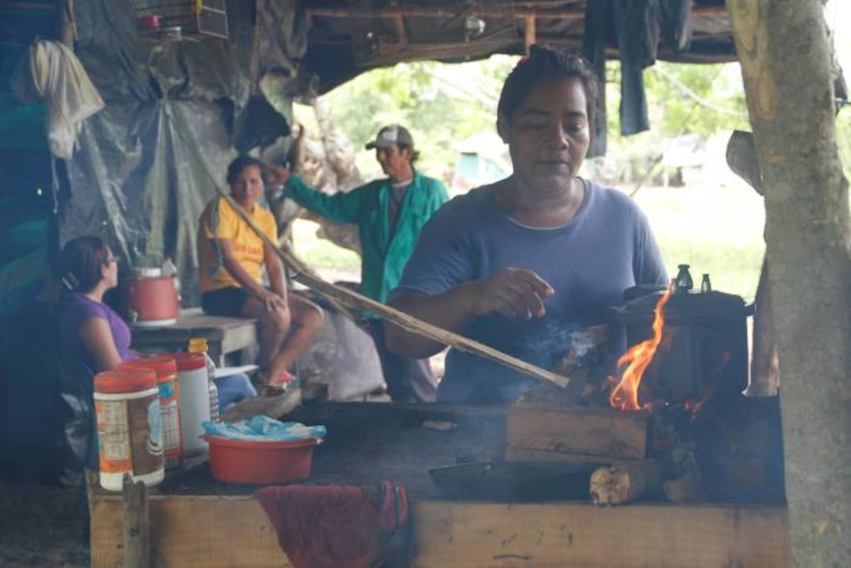 Familias como la de Ángela Pezzotti Rivaldo deben cocinar todos los días con leña, porque carecen de electricidad y servicio de gas. OSCAR DÍAZ ACOSTA / EL UNIVERSAL
