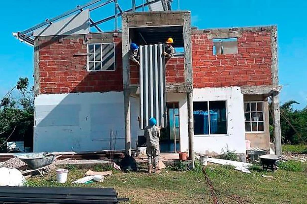 Desde la temporada de huracanes, la Armada ha techado 100 casas en San Andrés