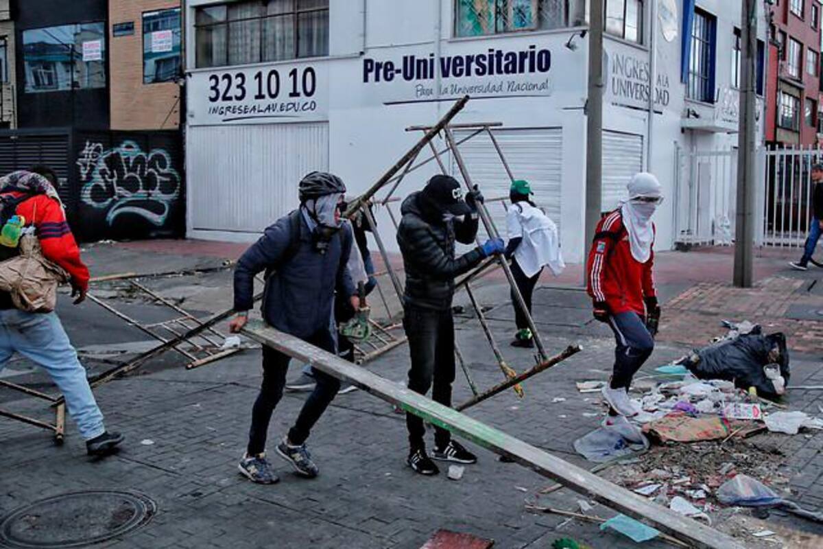 Esmad interviene en protestas frente a la Universidad Nacional en Bogotá