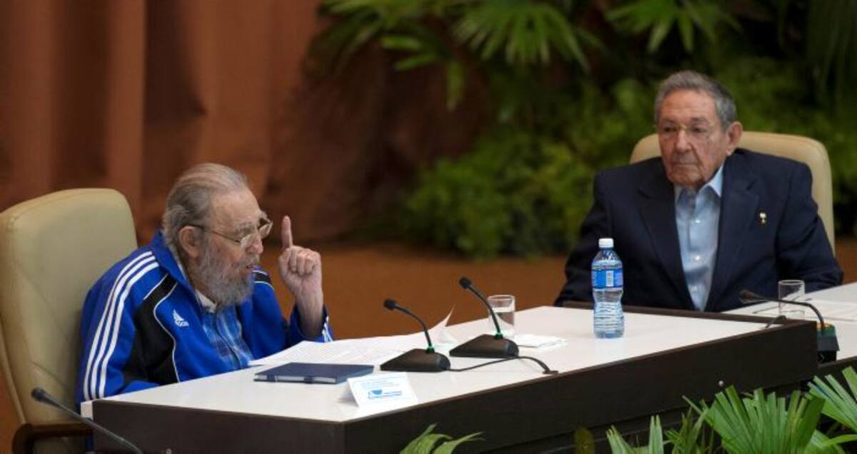 Fidel y Raúl Castro. AP Ismael Francisco