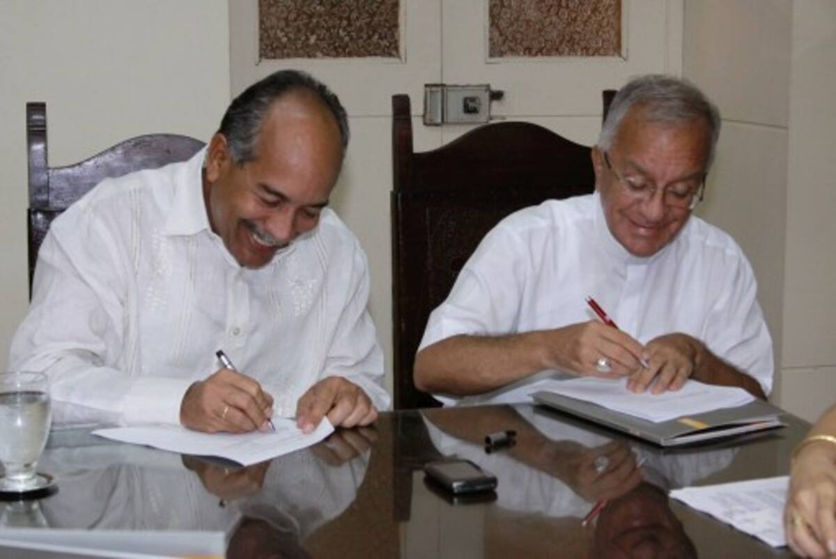 La firma de la entrega de las escrituras se hizo en la Sala de Juntas del Claustro de San Agustín en presencia del rector de la universidad de Cartagena, Germán Sierra Anaya; monseñor Jorge Jiménez, Arzobispo de Cartagena cortesia