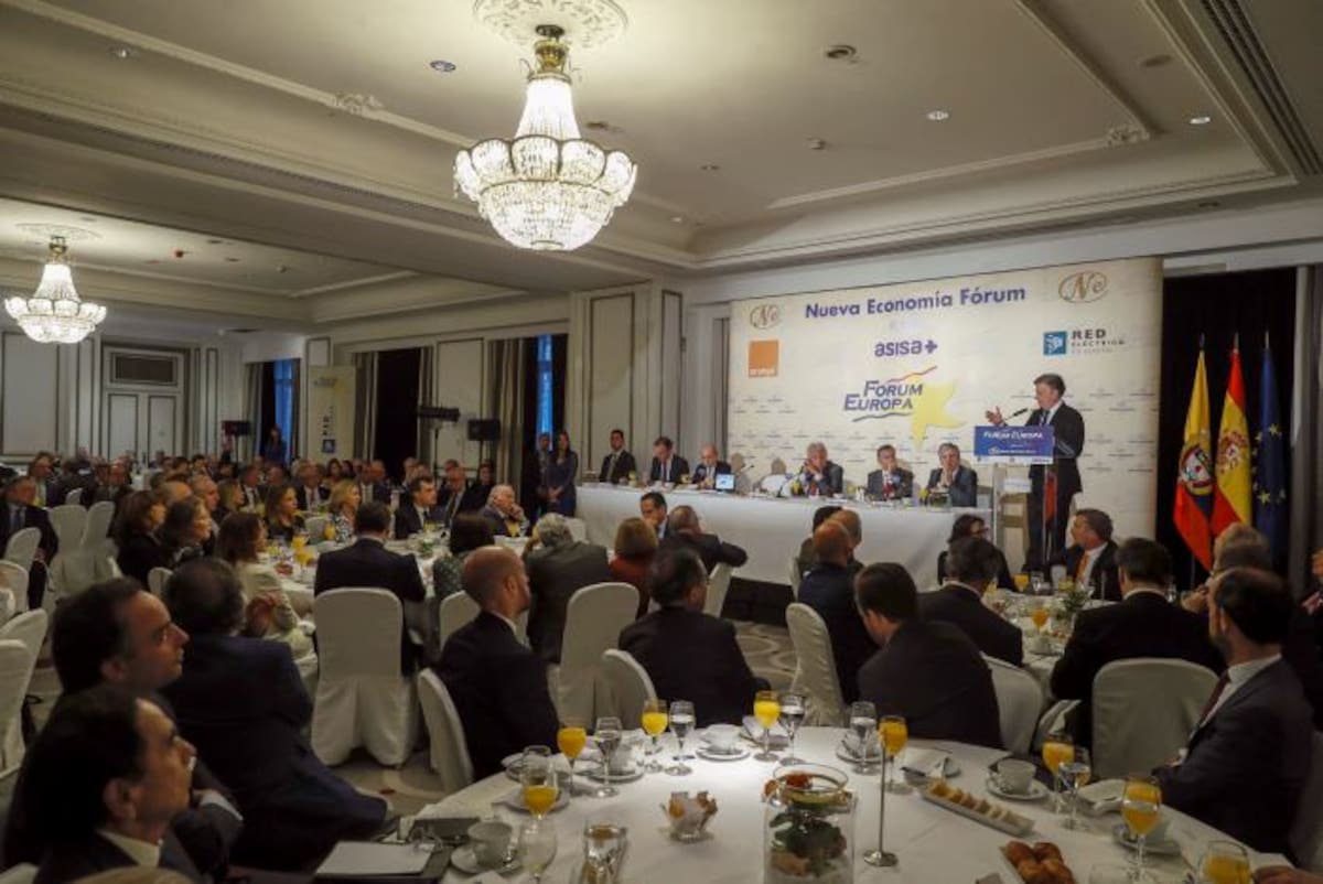 El presidente de Colombia, Juan Manuel Santos (d), durante su intervención en el desayuno informativo del Fórum Europa. EFE Emilio Naranjo