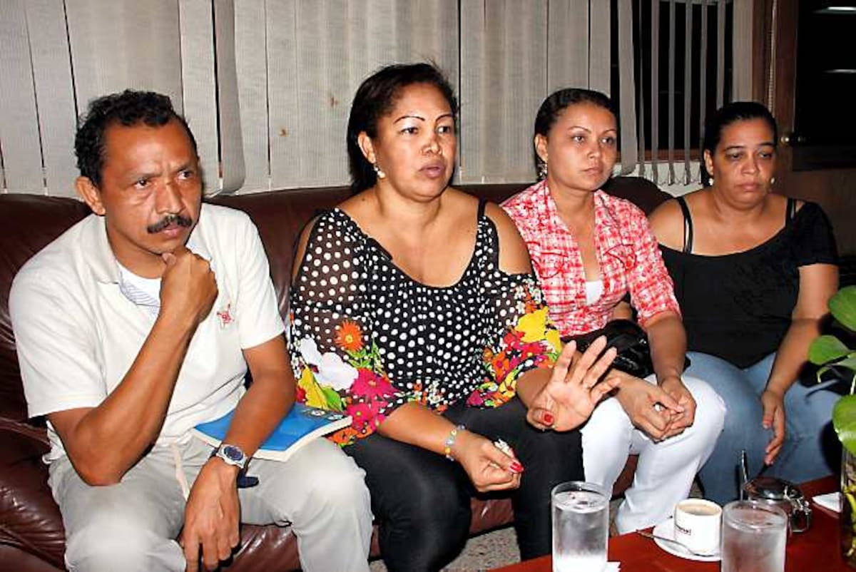 Los profesores Hérmer Guardo, María Suárez, Rosalba Robles y Araceli Rodríguez visitaron la sede de El Universal, en Cartagena, para exponer el caso de la rectora de la Normal. ZENIA VALDELAMAR - EL UNIVERSAL