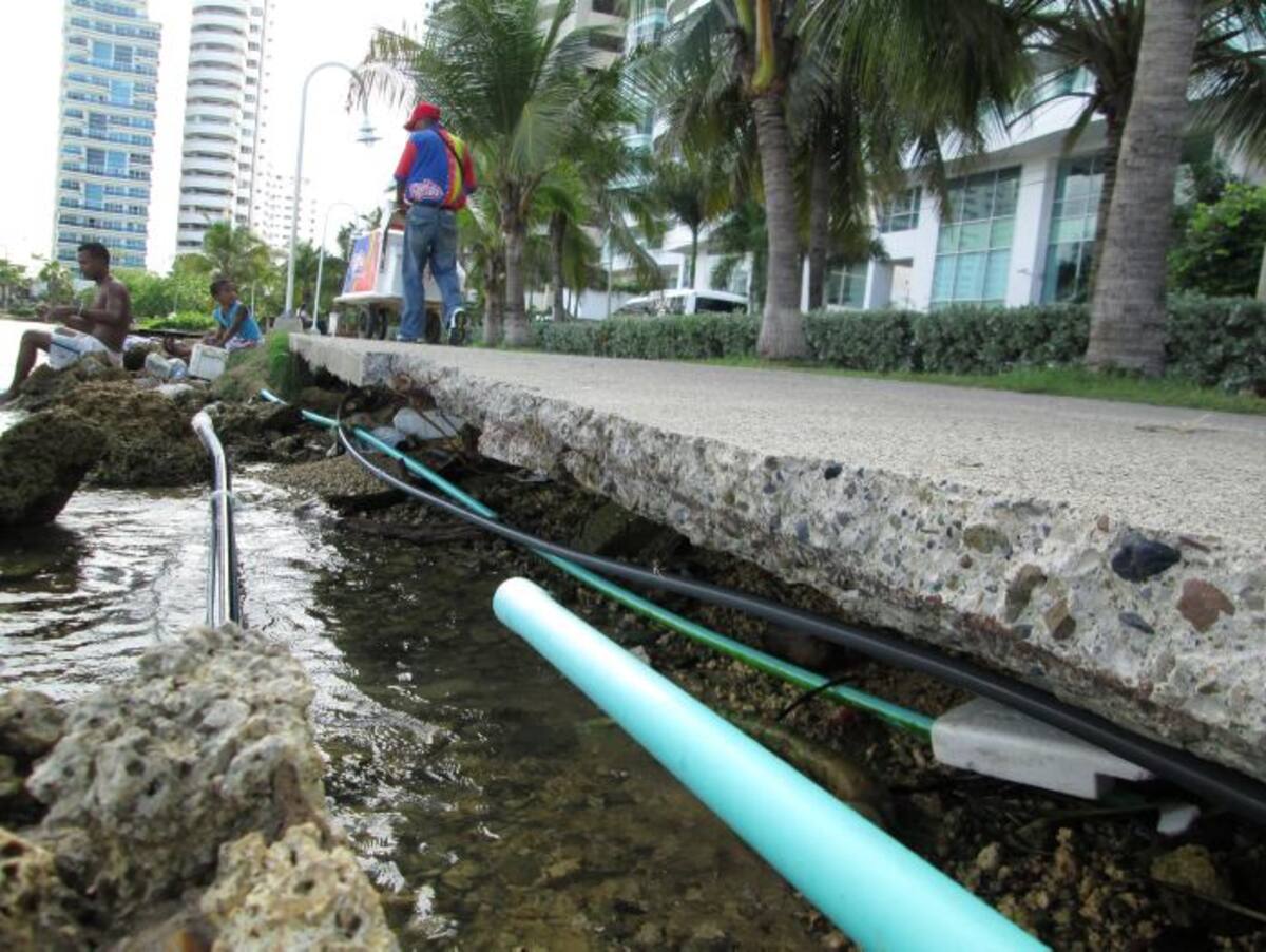 En varios sectores las placas de concreto están levantadas, casi en el aire, por la acción erosiva del mar. PEDRO TORRES, GENTE BAHÍA - EL UNIVERSAL