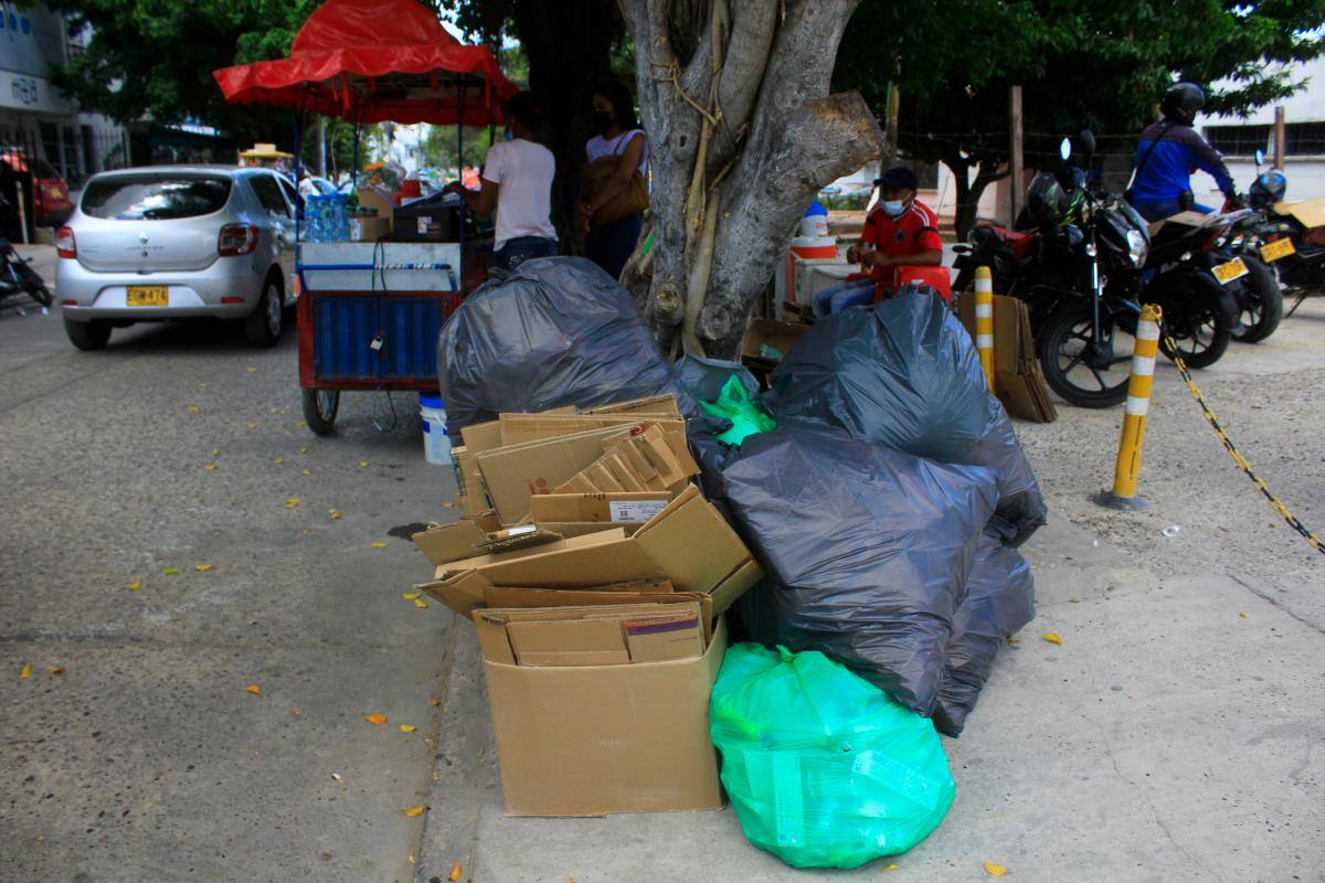 La llegada de nuevos comercios ha aumentado la cantidad de basuras en el barrio.