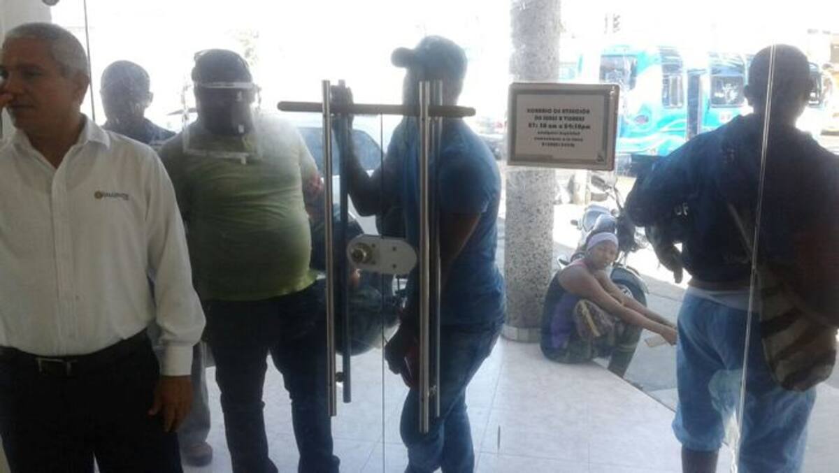 Los usuarios denunciaron que a muchos no los dejaron entrar a las oficinas de Salud Vida en el barrio España. Cortesía