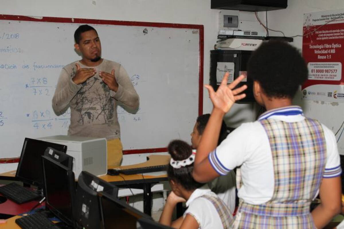 En Cartagena hay más de 7.000 personas sordomudas y solo dos colegios se especializan en esta población. El Universal pasó un día en una de estas instituciones. Óscar Díaz - El Universal.