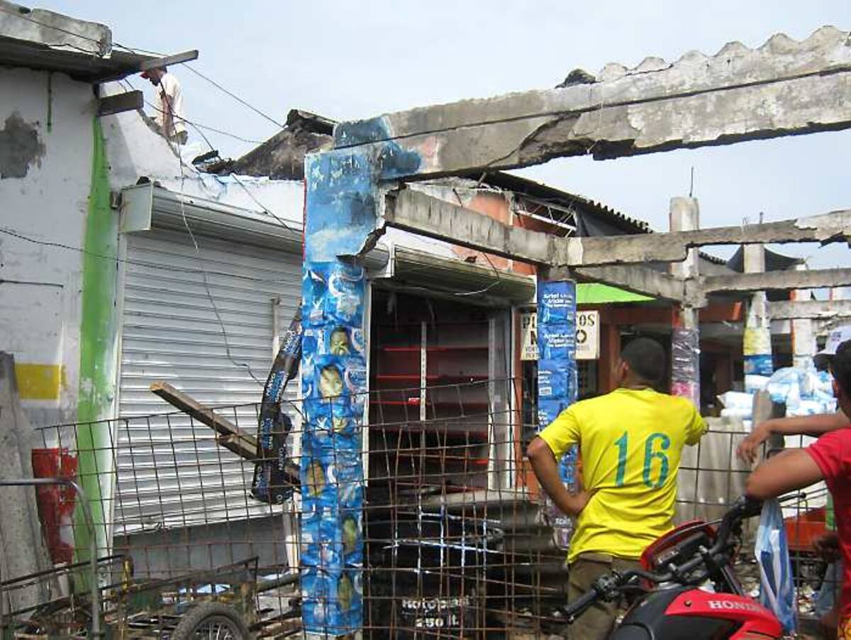 En la parte de atrás del local afectado están los escombros de los locales que sufrieron daños en el 2009.
