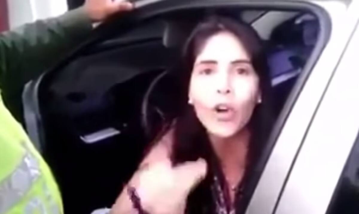 Mujer protagonista de pelea con taxista asegura no ser racista, y que todo fue consecuencia del enojo ocasionado por el choque y los supuestos insultos recibidos por parte del conductor. Tomada del video.