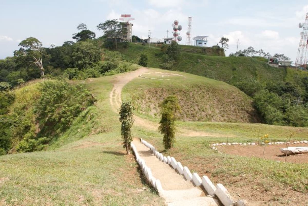 Repetidoras civiles y militares de telefonía, radio y televisión, y un radar de la Aeronáutica Civil, están sobre el Cerro de Maco, en el municipio de San Jacinto. JULIO CASTAÑO-EL UNIVERSAL