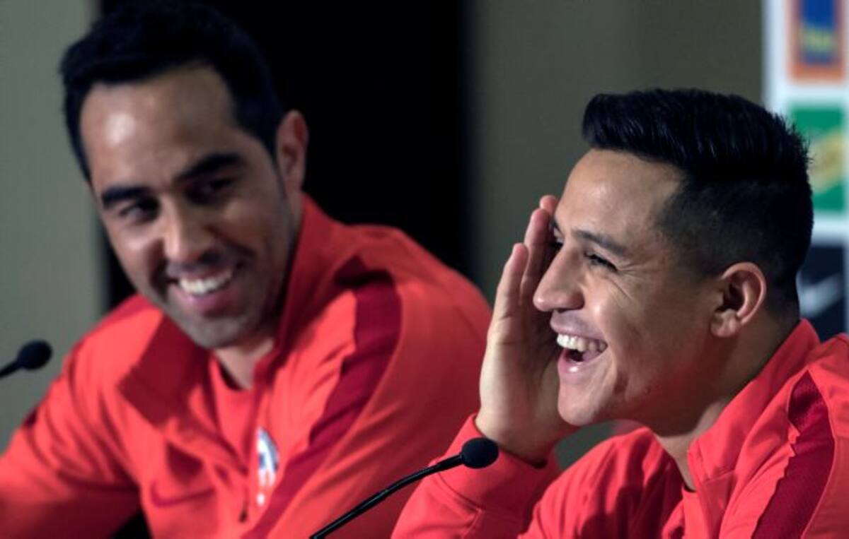 Alexis Sánchez y Claudio Bravo. EFE