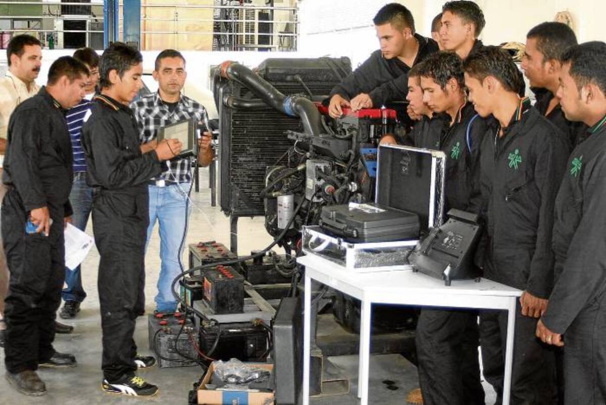 Estudiantes de mecánica automótriz se benefician con la utilización de la nueva tecnología