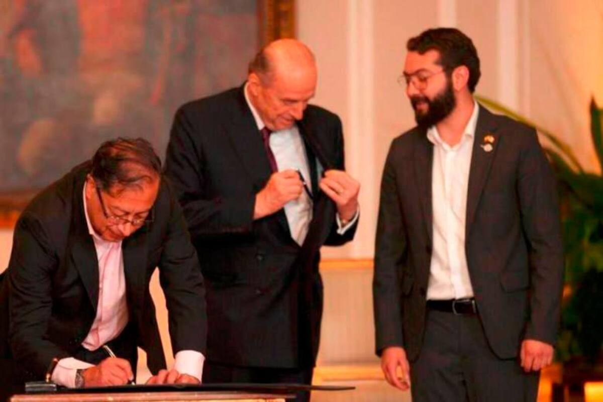 Por maltrato laboral, investigarán a embajador de Colombia en México