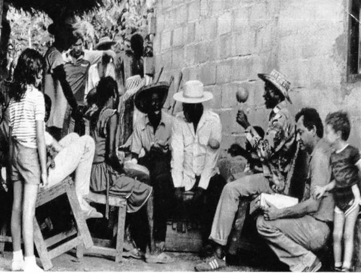 En Palenque con el Sexteto Tabalá: José Valdés Simancas “Simancongo”, toca la marímbula. Rafael aparece agachado escuchando la música.