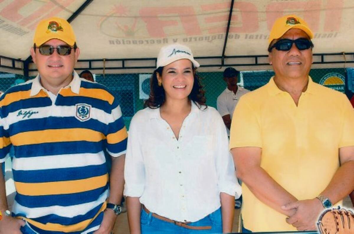 Enrique Mangones, presidente de la Liga de Béisbol de Bolivar, Judith Pinedo, alcaldesa de Cartagena y Alberto Osorio, concejal de Cartagena, tres pilares para que los Campeonatos Nacionales de Béisbol Preinfantil e Infantil fueran una realidad en la Heroica. Cortesía