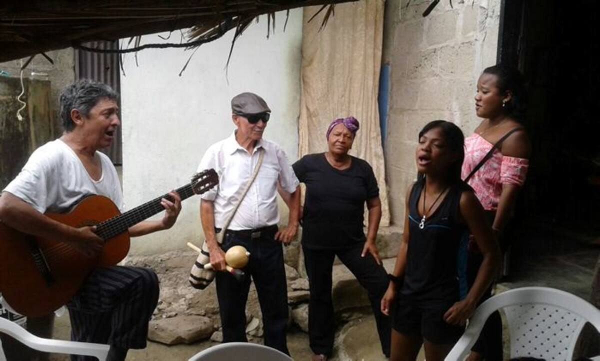 El maestro Darío Moreno asesorando a las integrantes del “Colectivo Mujeres Espejo”, de Cartagena. CORTESÍA