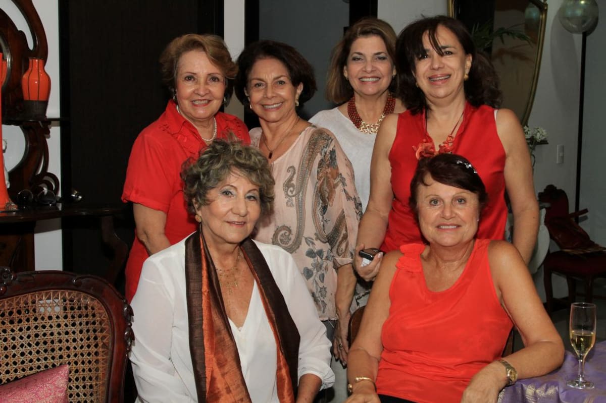 De pie: Lucía de Delgado, María Isabel Hazime, Diana de Taylor y Samira de Camacho; sentadas: Gloria Triana y Yula de Minervini.