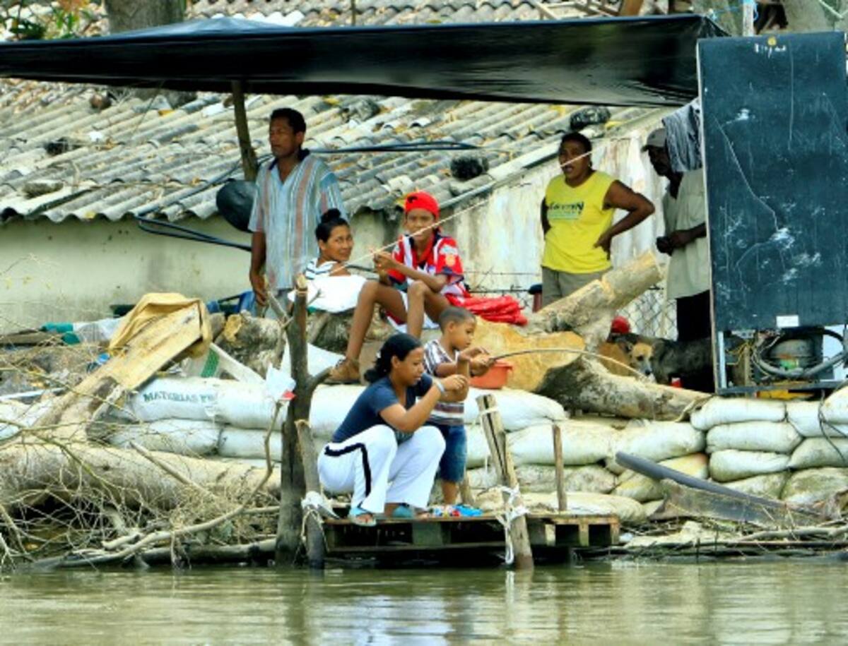 Ajeno a la tragedia de su familia, este niño intenta pescar en el Canal del Dique, las mismas que inundaron su Soplaviento natal. FOTOS JULIO CASTAÑO BELTRÁN-EL UNIVERSAL