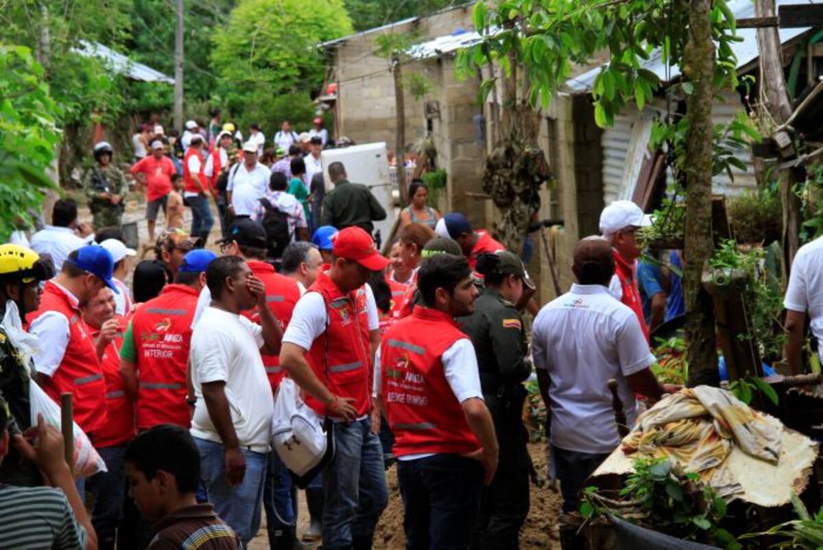 Ante la emergencia y tras el consejo municipal ampliado, el gobernador Dumek Turbay, junto a su equipo de gobierno en pleno, realizó un recorrido por El Ojito y otros barrios y sectores afectados con las inundaciones. Zenia Valdelamar-El Universal