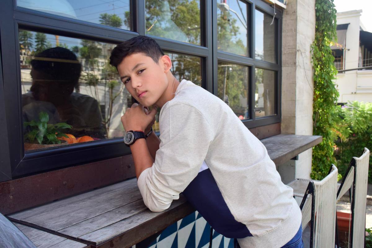 Keneth quiere enamorar a Colombia con sus canciones