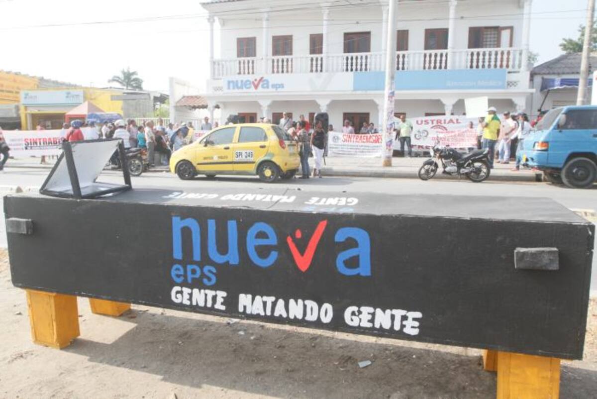 Alrededor de 120 afiliados protestaron ayer en la sede del barrio Alcibia de la Nueva Eps. Julio Castaño - El Universal.