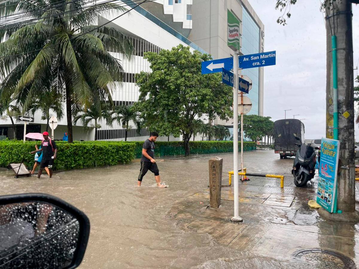 Calles de Bocagrande atestadas de agua.