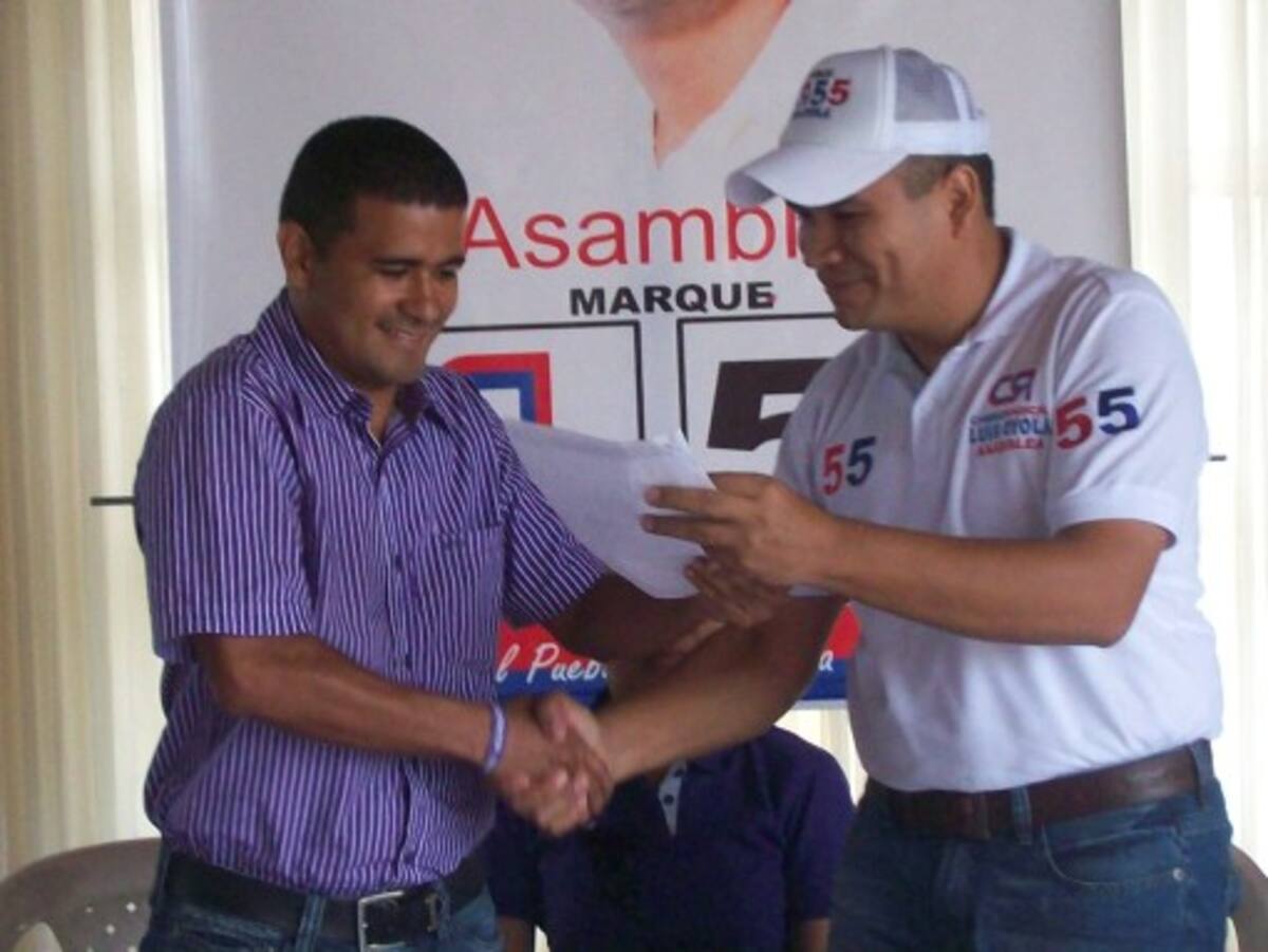 Luis Oyola Contreras entrega a Jairo Romero, el comunicado que anuncia el respaldo de Cambio Radical.