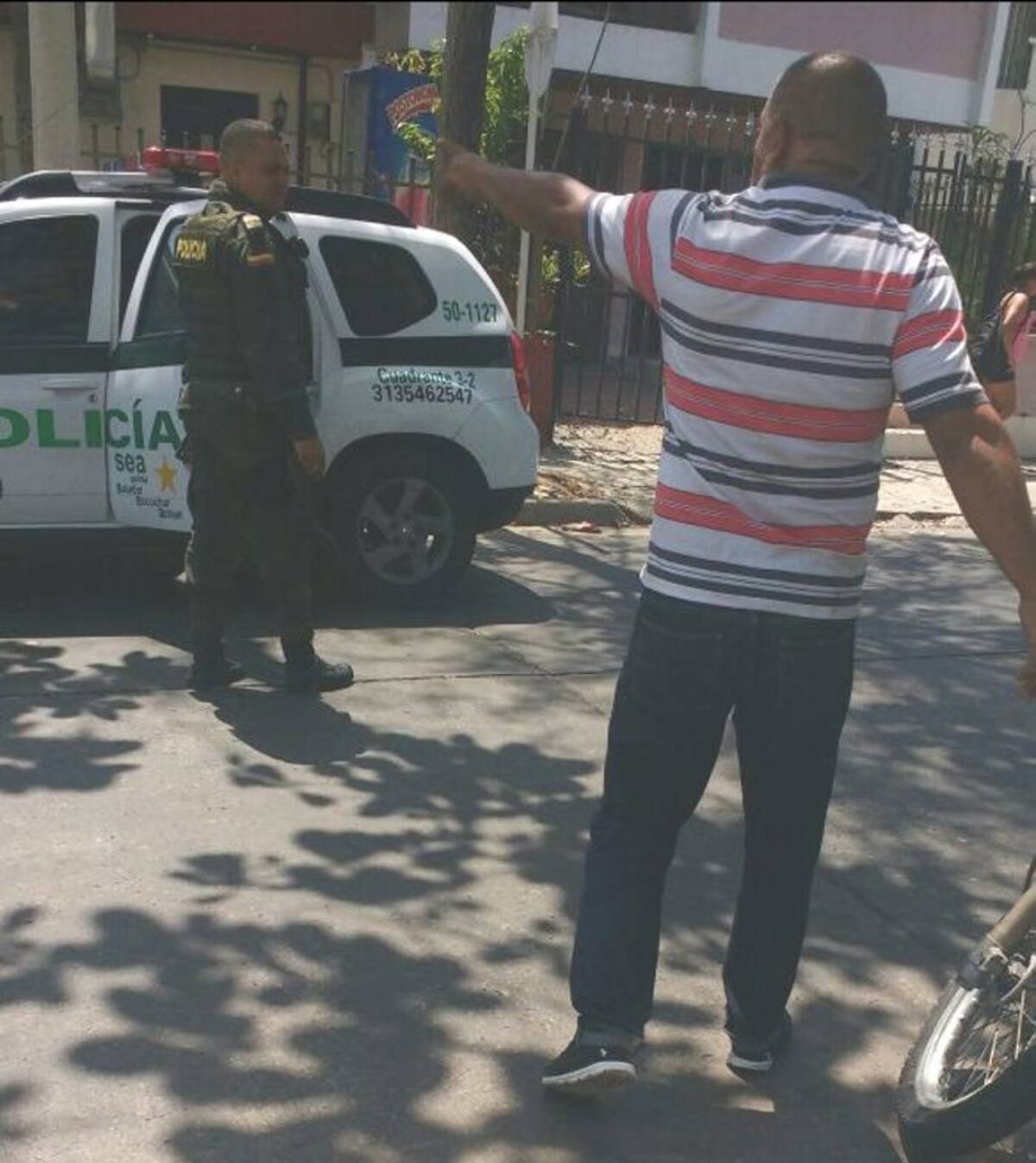 Momentos en que el hombre era requerido por la Policía. Cortesía.