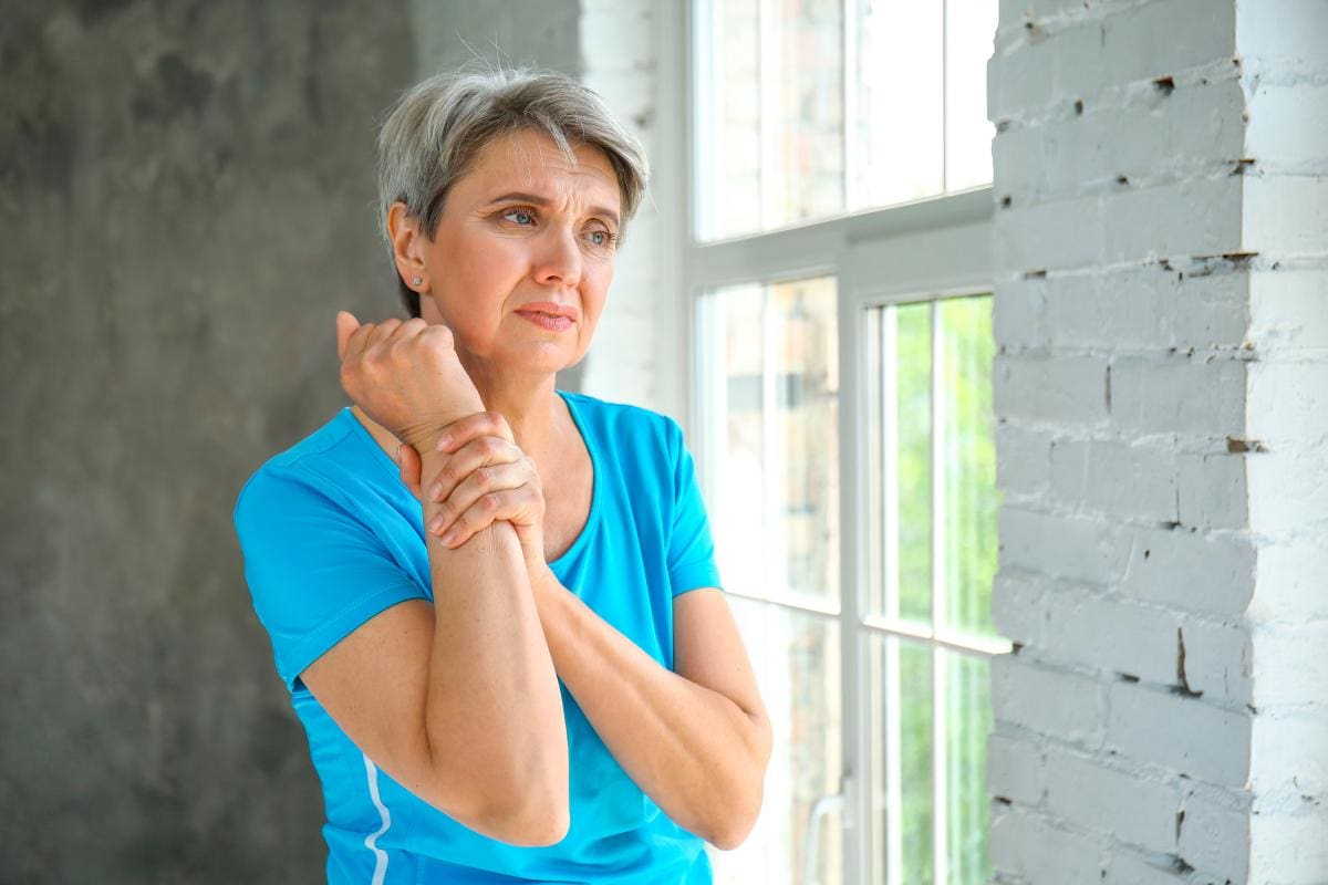 Así es la relación de la menopausia con la osteoporosis y sus síntomas