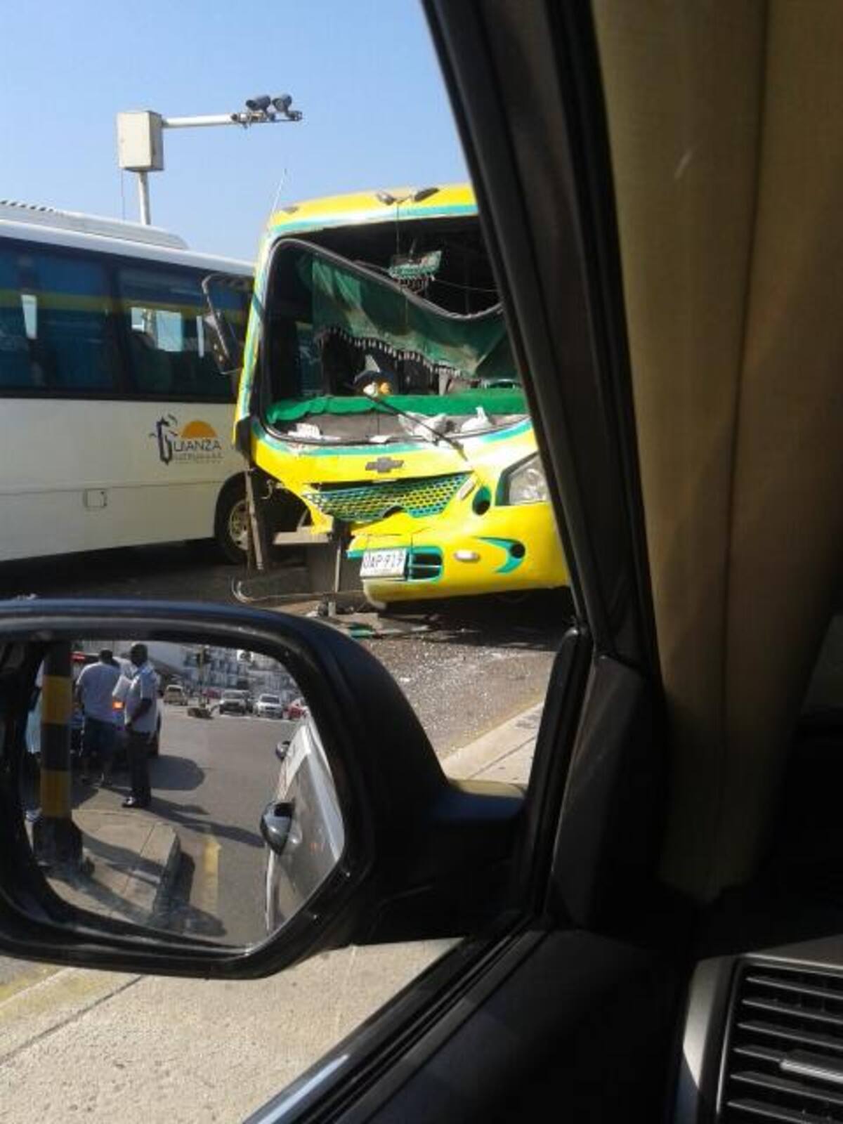 Buseta que ocasionó el accidente en la avenida Santander. @Razonlibre