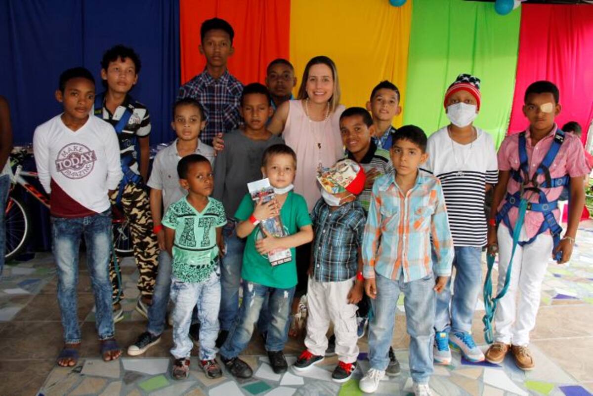 Carlos Valdez, Cristin Baloco, Juan Altamar, Ricardo Crespo, Johnatan Padilla, Leonardo Tapias, Pedro Dominiguete, Miguel Guardo, Jorge Vásquez, Daniel Puchaín, Esteban Cotta, Santiago Valdez y Edil Ibáñez, acompañados por Cristina Spath. MARUJA PARRA