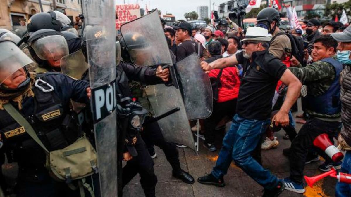 Manifestantes se enfrentan con la Policía. // Tomada de Twitter.