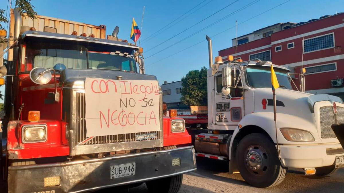 Protesta de camioneros este viernes en el corredor de carga en Cartagena, la jornada empezó en la vía a Mamonal.