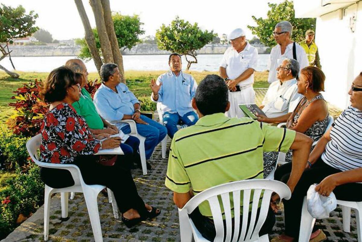 Aspecto de la reunión realizada entre miembros de Asomanga y funcionarios de Acuacar, en predios del CAI de Manga. DAGOBERTO CABARCAS, GENTE BAHÍA-EL UNIVERSAL