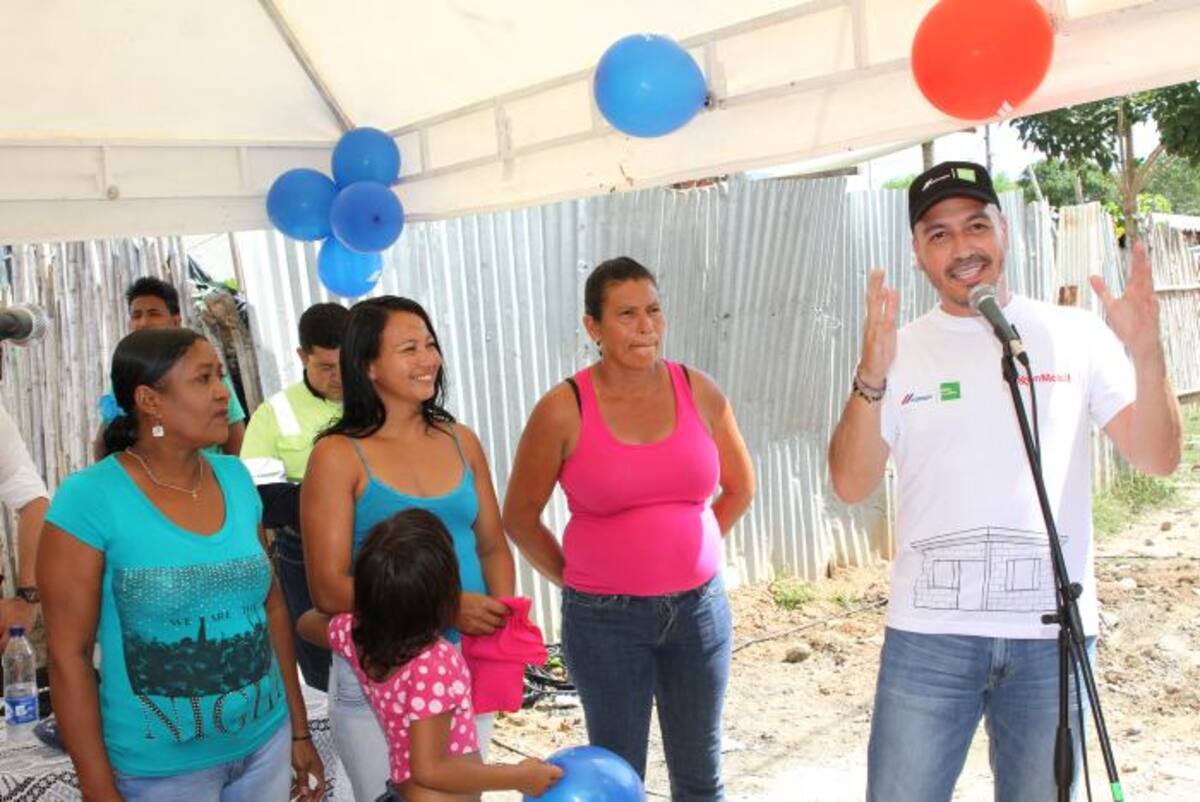 plantas en el jardín, entre otros detalles. //fotos: óscar díaz/ el universal Yomaris Coneo, Yismeida Coronado y Miriam Ruiz, recibieron sus nuevas viviendas ayer. El presiden de Cemex, Carlos Jacks, hizo la entrega. Oscar Díaz/ El Universal
