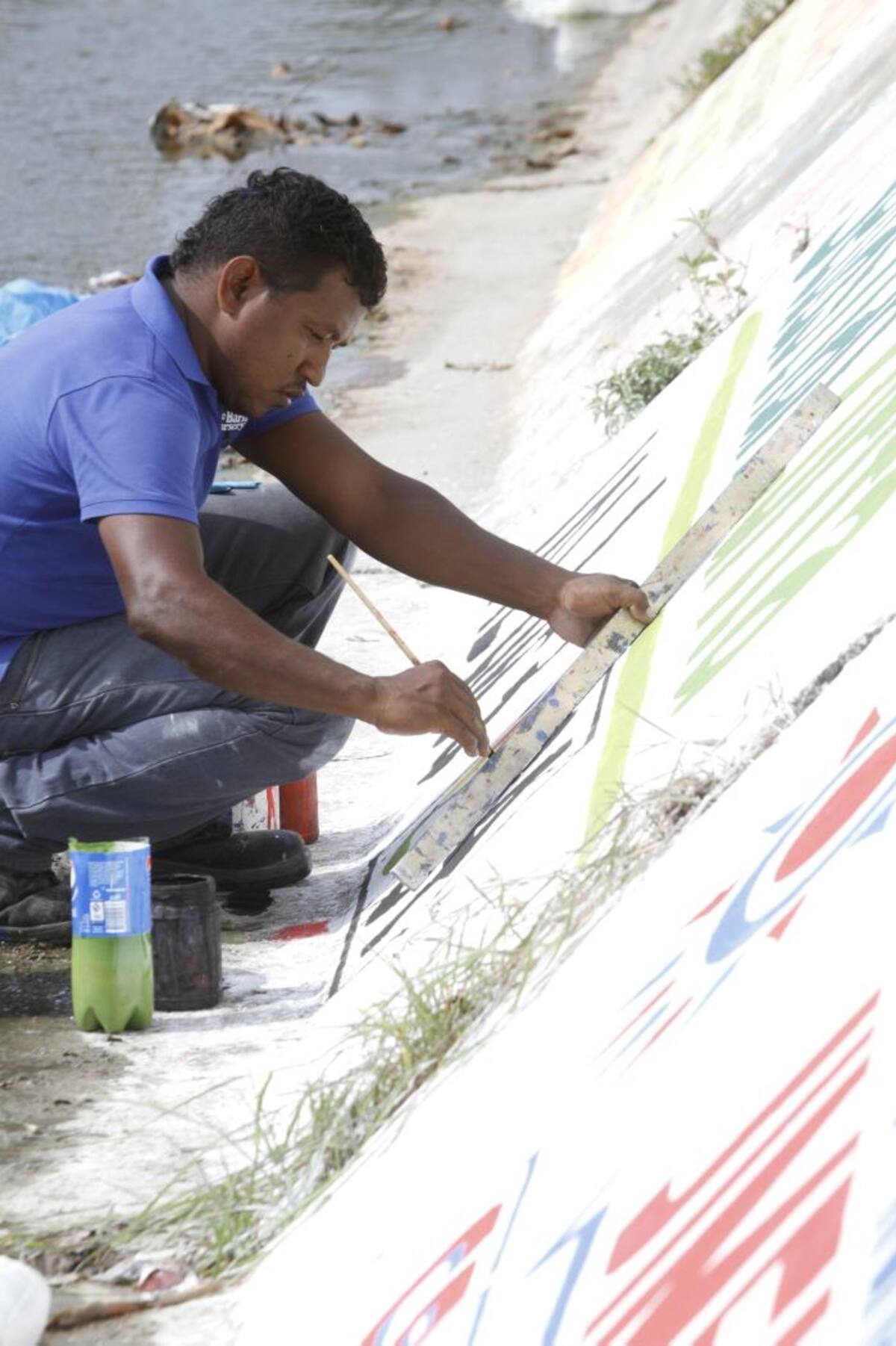 César Pájaro Tejedor, pintor de murales políticos. JULIO CASTAÑO-EL UNIVERSAL