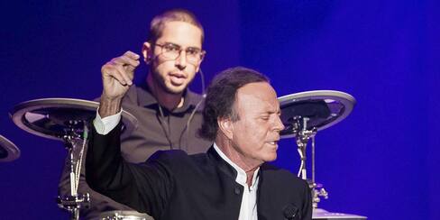 Julio Iglesias revela mensajes de WhatsApp de extrabajadoras que lo acusan