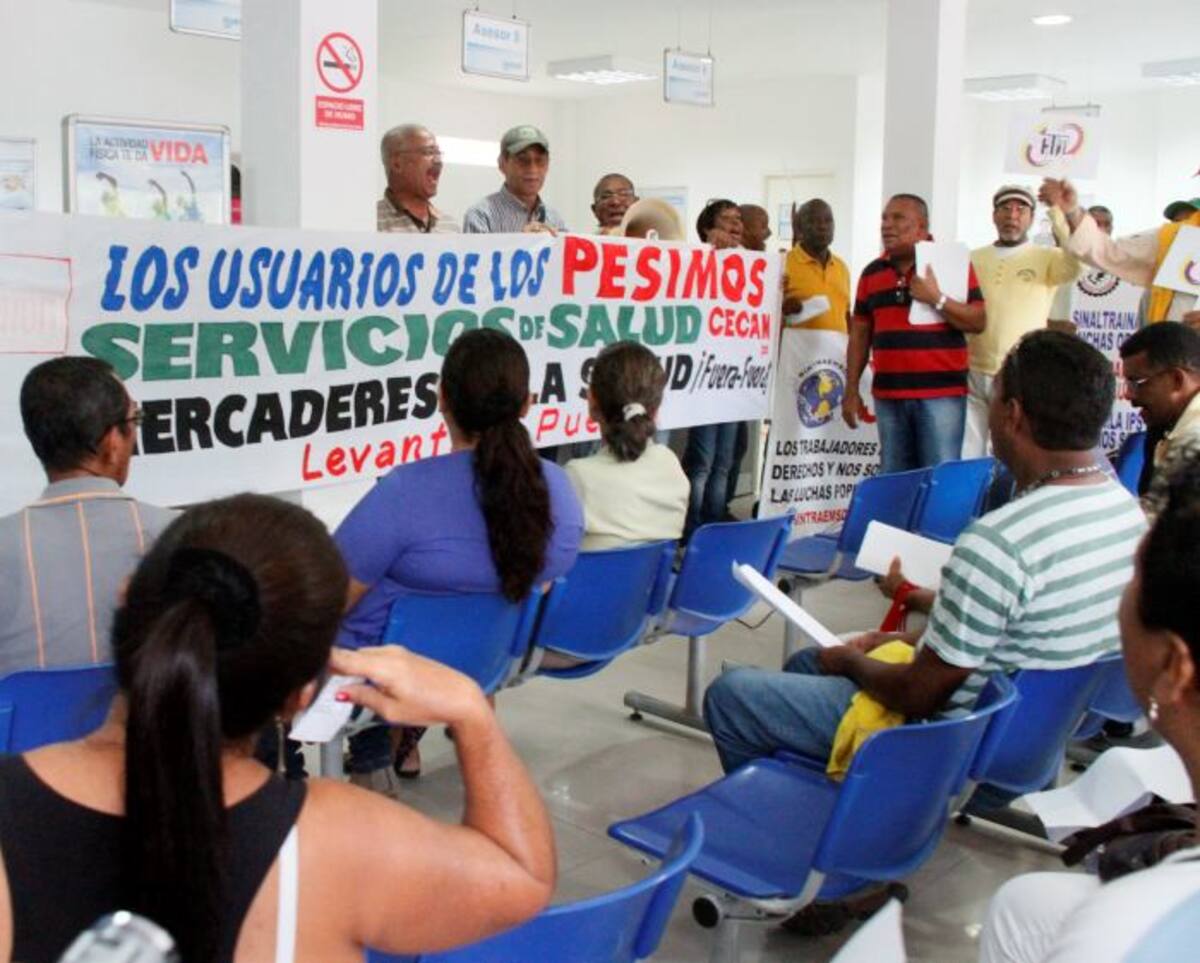 Los usuarios se tomaron las instalaciones de la Nueva EPS ubicada en Manga. Zenia Valdelamar/ El Universal