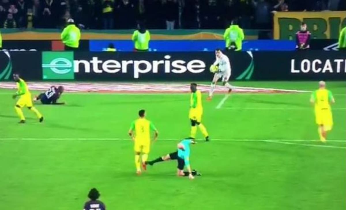 Momento en el que Tony Chapron soltó una patada desde el suelo al brasileño Diego Carlos. Toma de video.