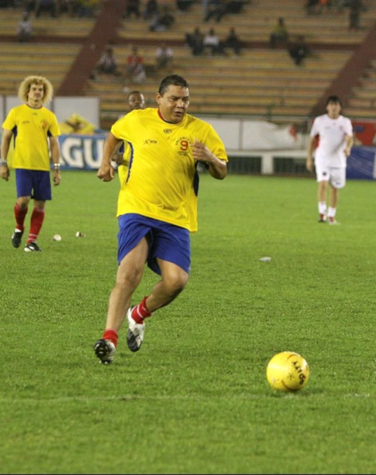 Valenciano anotó 218 goles como profesional y se convirtió en el máximo goleador de Colombia. Valenciano anotó 218 goles como profesional y se convirtió en el máximo goleador de Colombia.