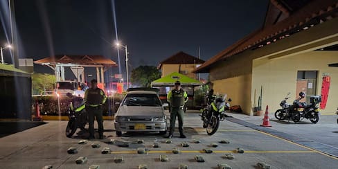 En la Vía al Mar: 2 hombres escaparon y abandonaron un carro con 42 kilos de droga