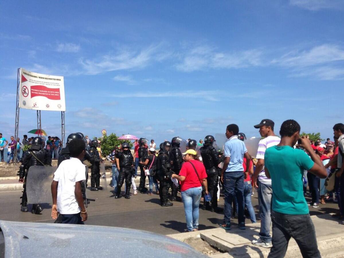 El Escuadrón Móvil Antidisturbios (ESMAD) hace presencia en el sitio de la protesta. Cortesía @jalfarodecastro