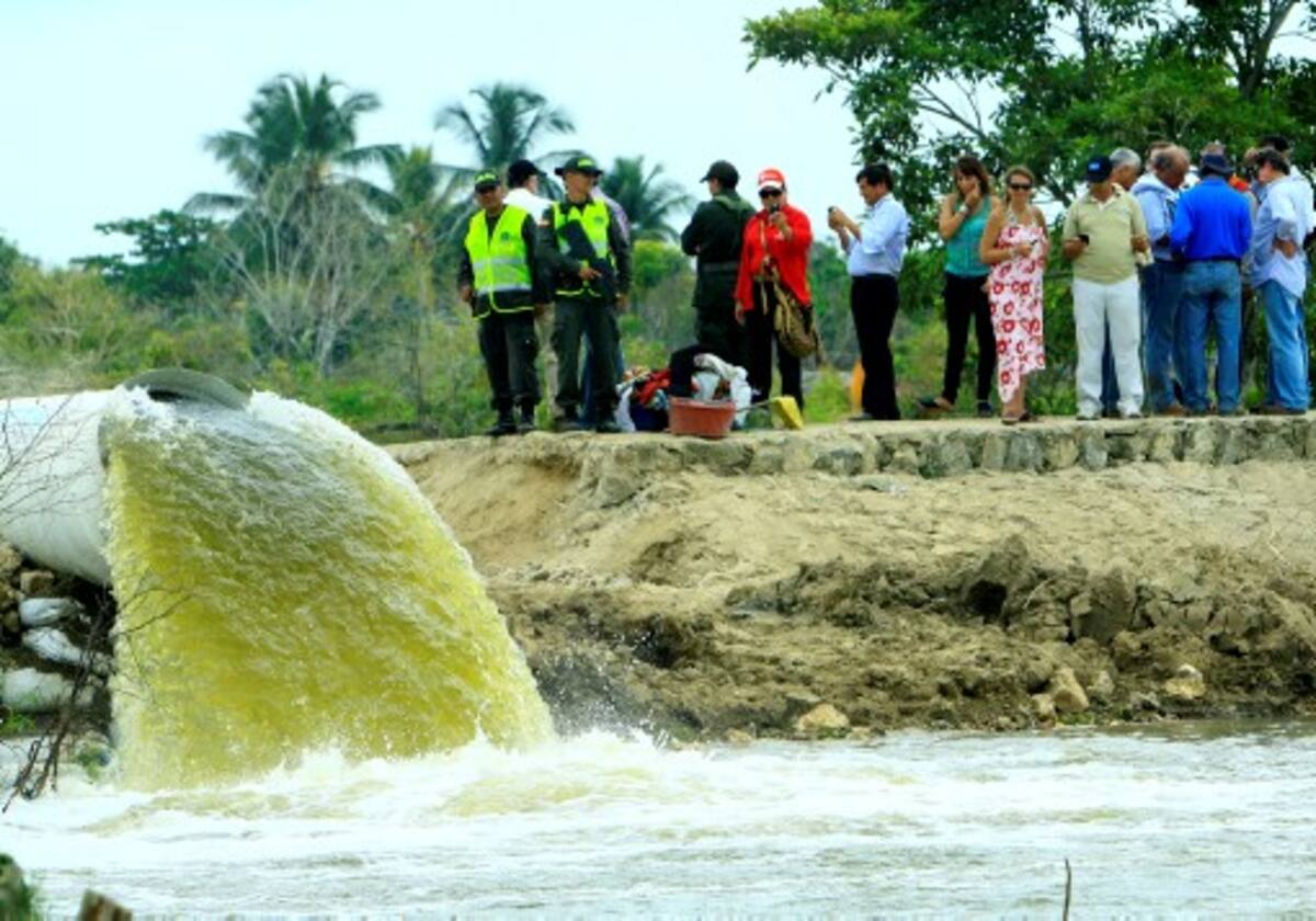 La evacuación de las aguas de Santa Lucía avanza a buen ritmo. Casi todo el pueblo está seco, debido a una motobomba que saca agua las 24 horas a través de una tubería de 36 pulgadas.